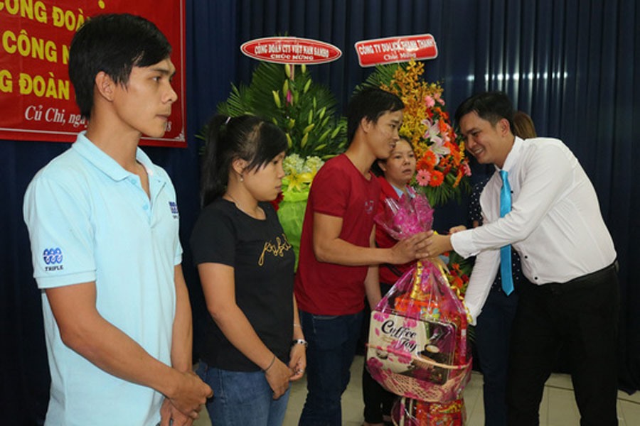 Công đoàn Công ty TNHH May mặc Triple Việt Nam (huyện Củ Chi, TPHCM) tặng các suất quà tết cho công nhân lao động có hoàn cảnh khó khăn, tháng 1.2018. Ảnh: N.L.D