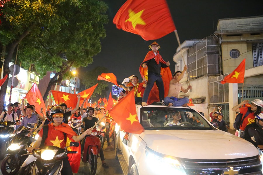 Người dân TPHCM đổ về trung tâm ăn mừng chiến thắng lịch sử của đội U23 Việt Nam. Ảnh: TRƯỜNG SƠN