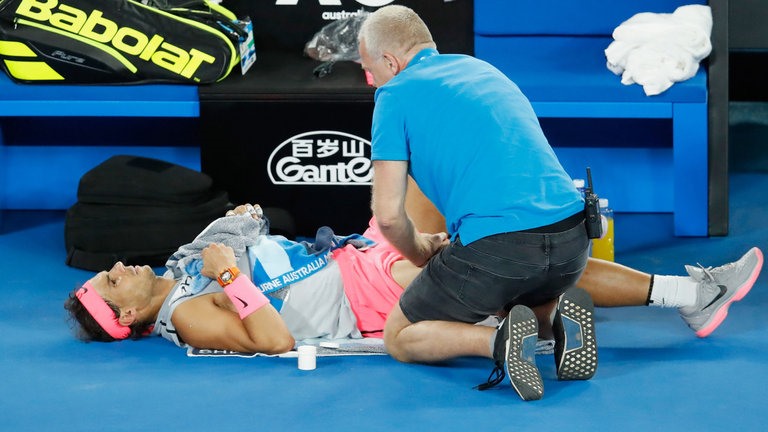 Nadal đã phải nhờ tới sự chăm sóc của các nhân viên y tế. Ảnh: Sky Sports.