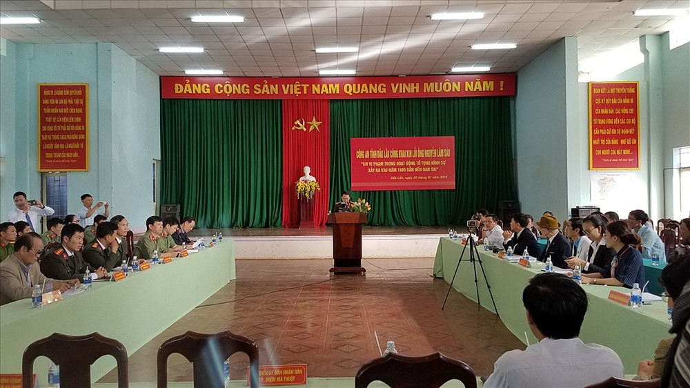 Buổi công khai xin lỗi của Công an tỉnh Đắk Lắk tổ chức trang trọng với sự có mặt của nhiều ban, ngành địa phương.