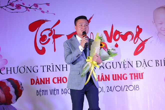 Chương trình còn có sự góp mặt của nam ca sĩ Hoàng Tùng. 