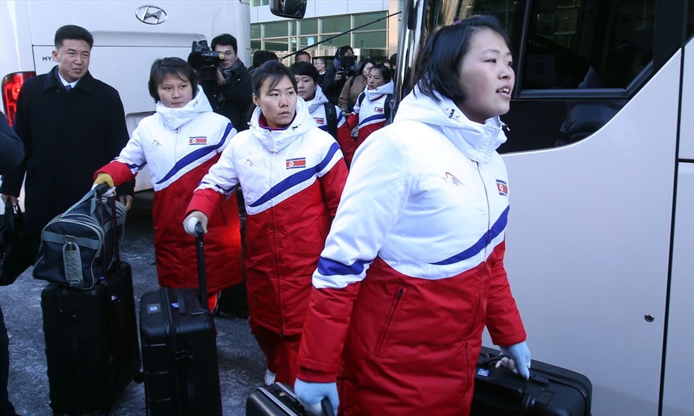 12 vận động viên hockey trên băng Triều Tiên đến Hàn Quốc. Ảnh: Chosun Ilbo
