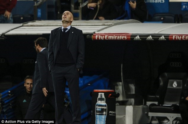 Zidane thở dài khi chứng kiến đội nhà thất bại. Ảnh: Getty.