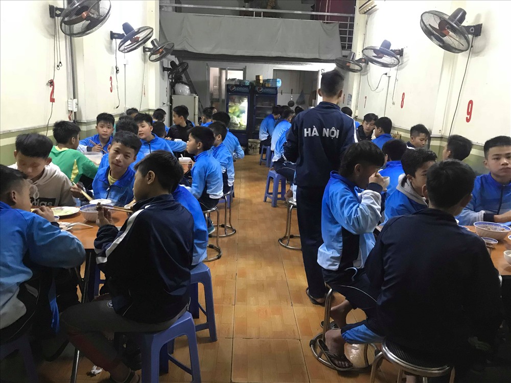 Rất nhiều cầu thủ của U23 Việt Nam trưởng thành từ bếp ăn tập thể này