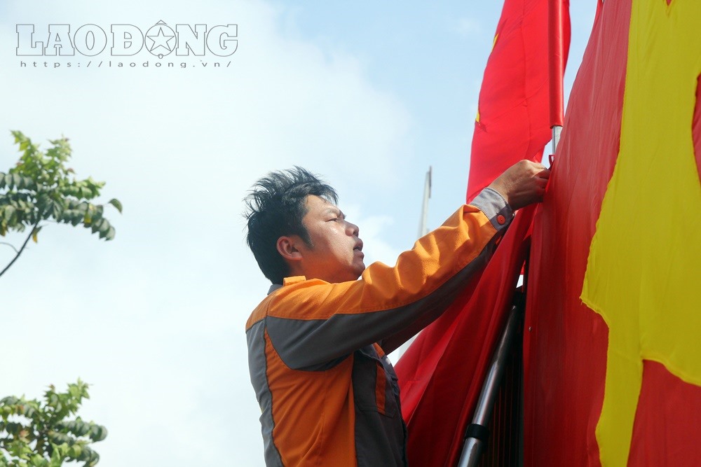 Theo chia sẻ có khoảng hơn 60 lá Quốc kỳ cỡ lớn được gắn lên, trải dài một góc đường Nguyễn Trãi.