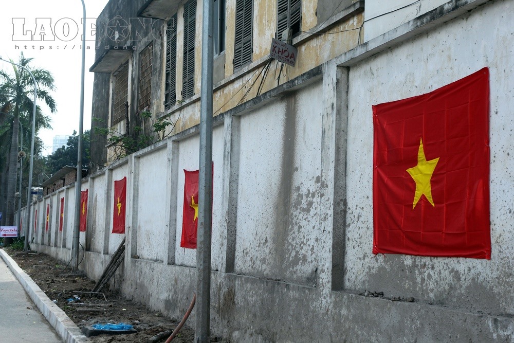 Một góc phố bên cạnh cũng gắn Quốc kỳ lên tường.