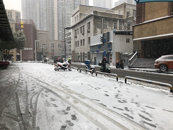 Gần trưa, tuyết thậm chí còn rơi dày hơn nên không có nhiều người dân ra đường.