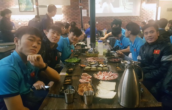HLV Park Hang-seo đã dành trọn cả ngày để các cầu thủ nghỉ ngơi hồi phục, sau khi lần thứ hai liên tiếp phải vắt sức thi đấu trong 120 phút và trải qua những áp lực cực lớn của loạt luân lưu 11m. Hiểu được nỗi vất vả ấy, HLV Park Hang-seo đã đưa các học trò đi xông hơi hồi phục và cùng nhau thưởng thức BBQ tại một nhà hàng Hàn Quốc.