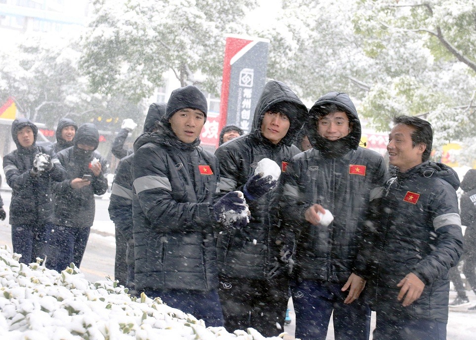 Tranh thủ “sờ tận tay” tuyết tại Trung Quốc. Ảnh: Nhật Đoàn