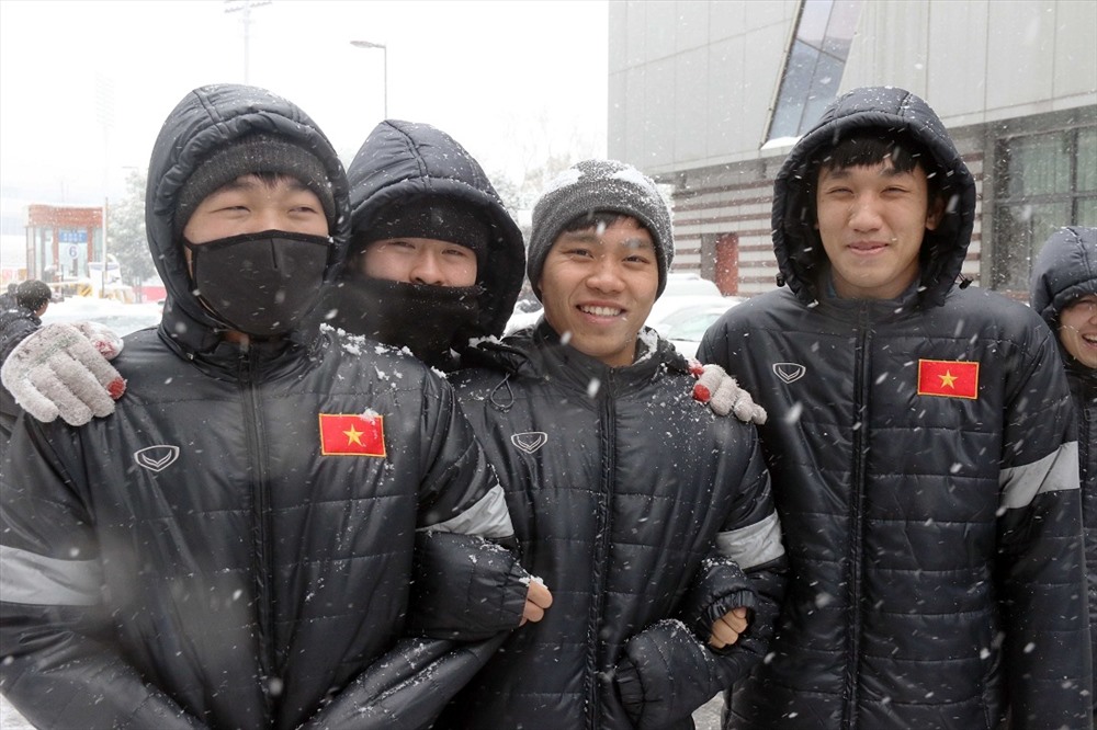 U23 Việt Nam dạo phố ngắm tuyết rơi trong trang phục như Ninja. Ảnh: Nhật Đoàn.