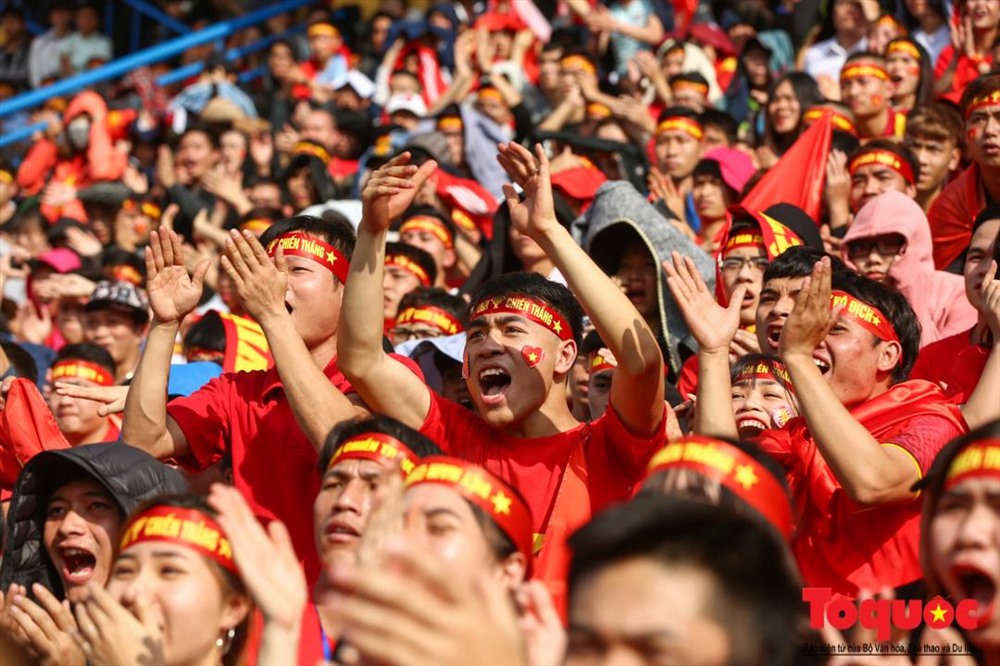 Sự cổ động cuồng nhiệt của công chúng Việt Nam đối với đội U23 (ảnh: VNP). 