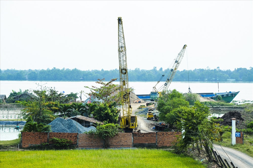 Bãi cạp cát dùng trong kinh doanh của DNTN Thăng Long xé đôi khu đất 143 ha quy hoạch làm KCN Phước Đông. Ảnh: C.H