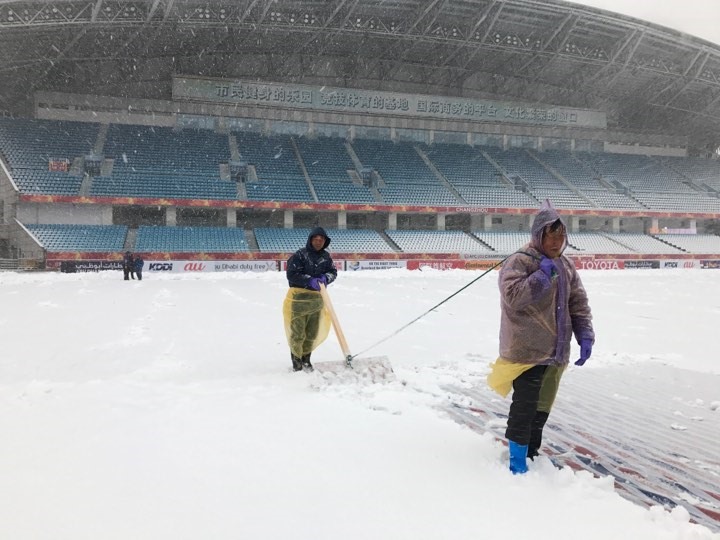 Để giữ mặt sân, BTC đã phải sử dụng bạt để phủ mặt sân. Trong chiều nay, các lao công vẫn vất vả dọn tuyết ở trong sân Thường Châu. Ảnh: Vĩnh Mơ