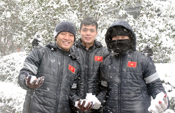 Các cầu thủ U23 VN vui đùa trong tuyết. Ảnh: VFF