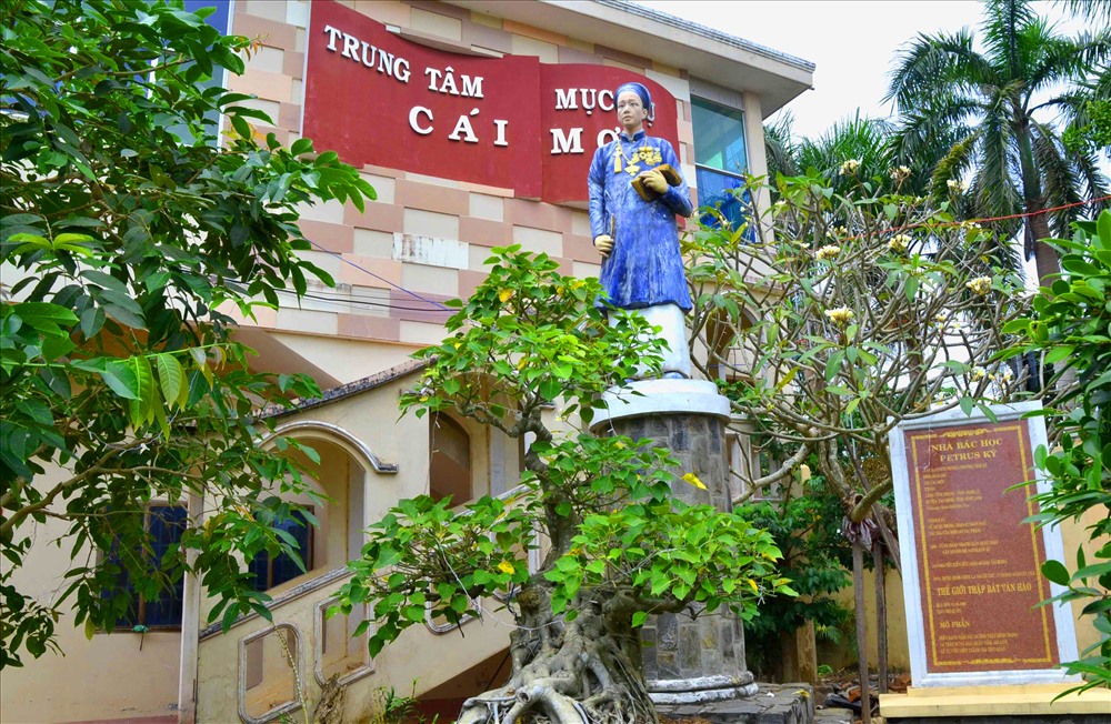 Phía trước Trung tâm Mục vụ Cái Mơn trong khuôn viên nhà thờ là tượng học giả Trương Vĩnh Ký và bia ghi nhận thành tựu của nhà bác học “nổi danh toàn cầu” do nhà thờ xây dựng. (Ảnh: Lục Tùng) 