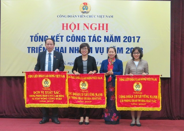 Đồng chí Nguyễn Thị Thu Hồng - Phó Chủ tịch Tổng LĐLĐVN trao tặng Cờ của Tổng LĐLĐVN cho các CĐ trực thuộc CĐ Viên chức VN. Ảnh: Xuân Trường