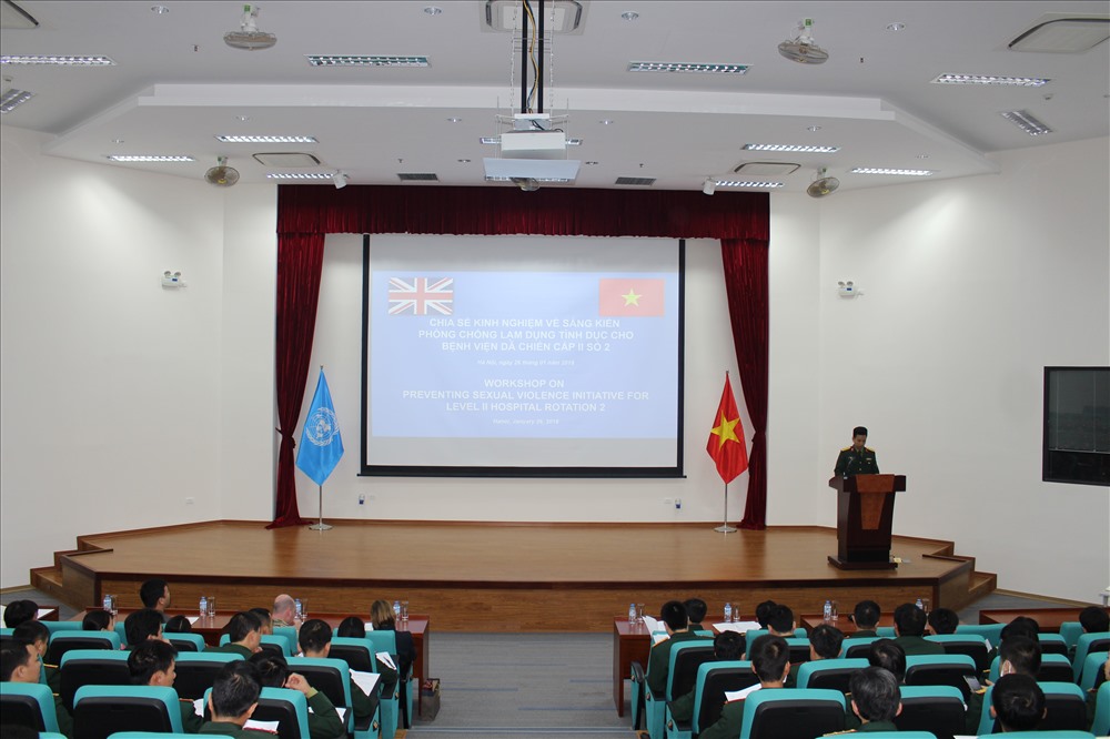 Hội thảo chia sẻ kinh nghiệm về Sáng kiến phòng chống bạo lực tình dục cho sĩ quan Việt Nam tham gia lực lượng gìn giữ hòa bình của Liên Hợp Quốc. Ảnh: ĐSQ Anh