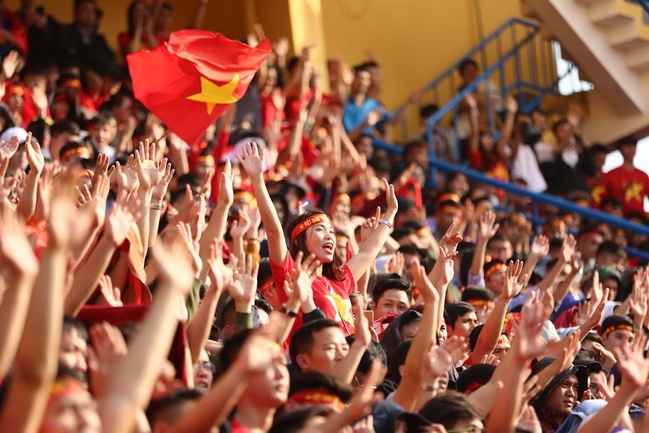Cổ động viên Việt Nam luôn ủng hộ đội nhà hết mình. Ảnh: Nam Nguyễn