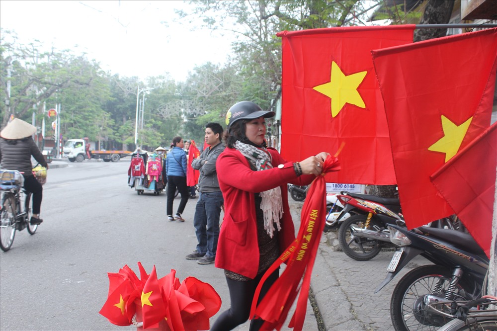 Phía đường Trần Phú cũng được trang hoàng, bày bán cờ, hoa cổ vũ cho đội tuyển. Theo tìm hiểu, giá của một cây cờ lớn là 50.000 đồng. Ảnh: Trần Vương