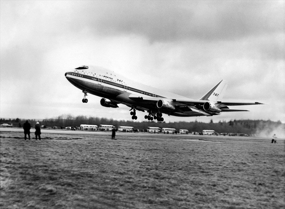 Mẫu Boeing 747 đầu tiên cất cánh từ nhà máy sản xuất của Boeing nằm tại Everett.
