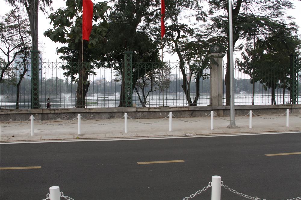 Con đường nằm bên hông của công viên Thống nhất, nối từ phố Trần Nhân Tông ra Đại Cồ Việt