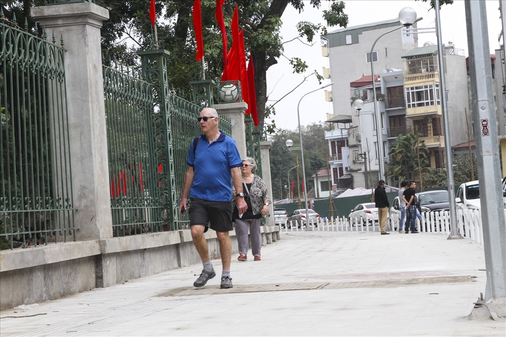 Vỉa hè rộng 5m, giành riêng cho người đi bộ và các cửa hàng kinh doanh trên mặt đường Nguyễn Đình Chiểu