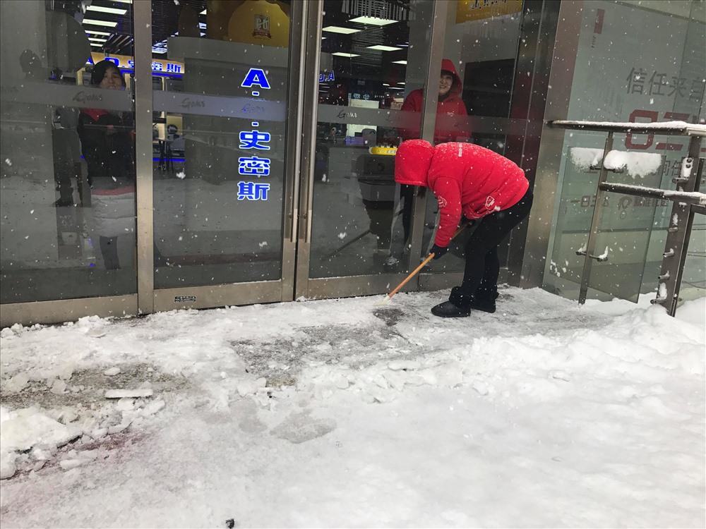 Các nhân viên đang dọn dẹp tuyết tại SVĐ Thường Châu