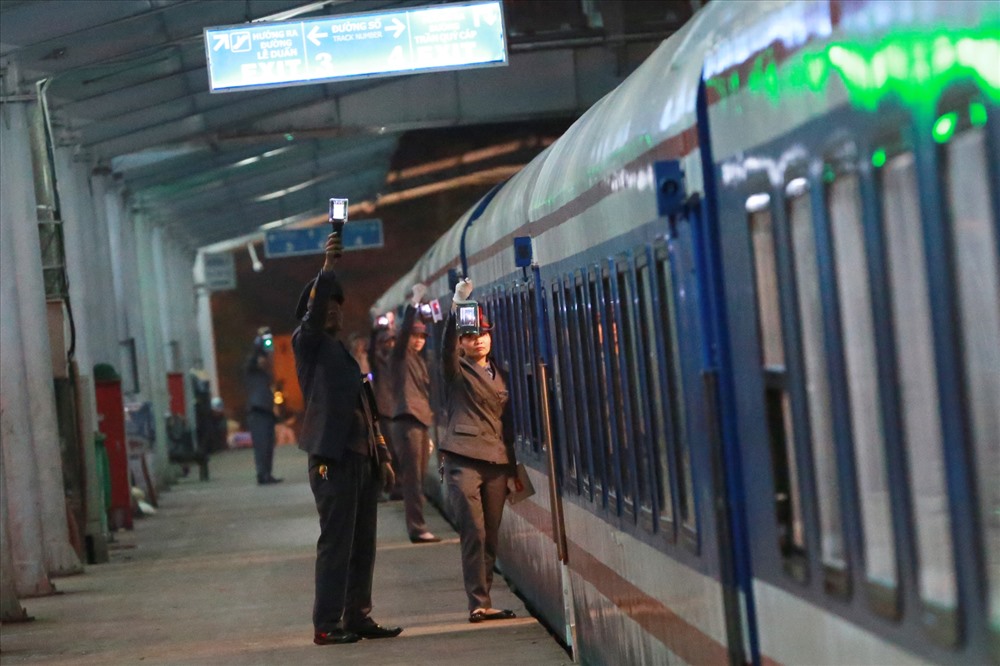 22h, đoàn tàu SE3 chất lượng cao bắt đầu khởi hành từ ga Hà Nội.