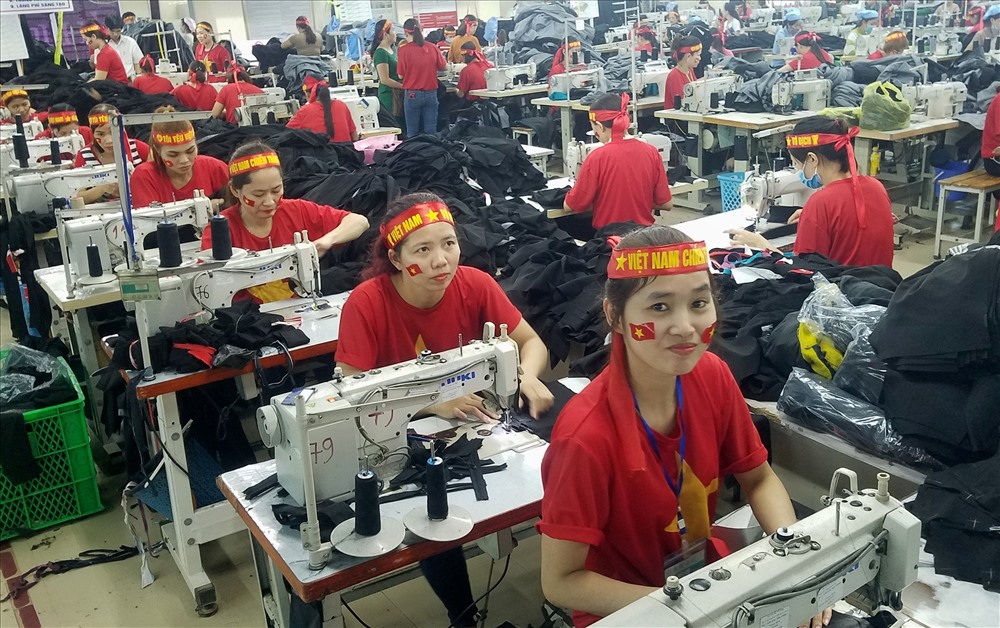 2.500 công nhân cùng mang một màu áo ủng hộ U23 Việt Nam. Ảnh: HT.