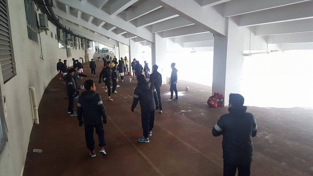 U23 Việt Nam khởi động dưới đường piste và sẵn sàng. Ảnh: Nhật Đoàn