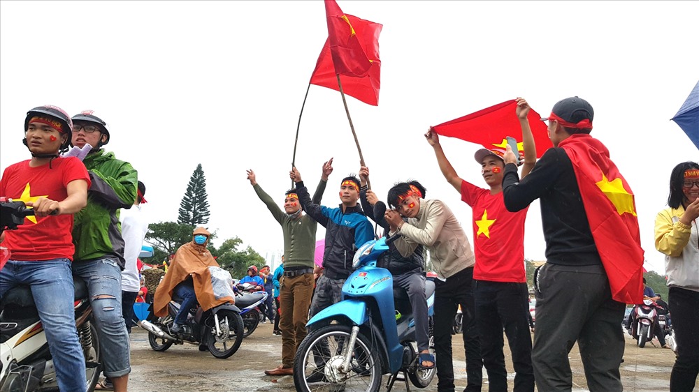 Mặc dù trời mưa nhưng người dân Quảng Bình vẫn rất nhiệt tình cổ vũ cho đội tuyển Việt Nam. Ảnh: Lê Phi Long