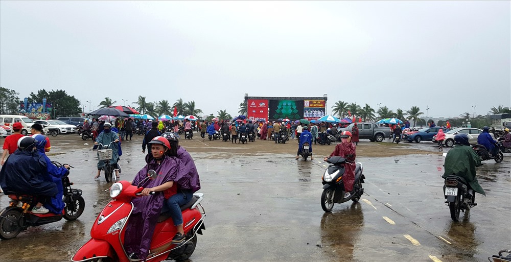 Hàng ngàn người đội mưa đến cổ vũ từ rất lâu trước khi trận đấu bắt đầu. Ảnh: Lê Phi Long
