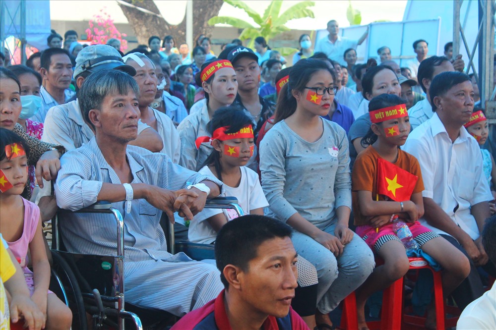 Nhiều người bệnh và người nhà bệnh nhân cùng công nhân viên Bệnh viện Ung Bướu TPHCM háo hức cổ vũ đội tuyển Việt Nam.