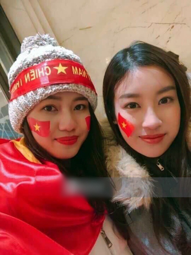 Mỹ Linh và Thanh Tú chụp ảnh cùng nhau khi có mặt tại Trung Quốc cổ vũ U23 Việt Nam. Ảnh: Trí thức trẻ