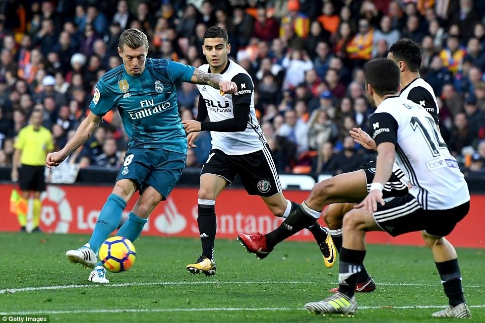 Toni Kroos (áo xanh) ghi bàn thắng cuối cùng cho Real Madrid. Ảnh: Getty Images.