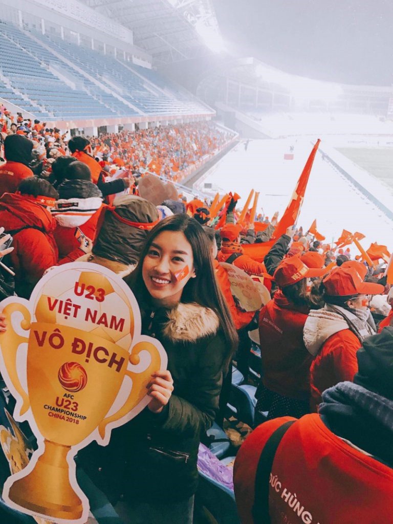 Đỗ Mỹ Linh lặng lẽ tới Trung Quốc cổ vũ U23 Việt Nam 