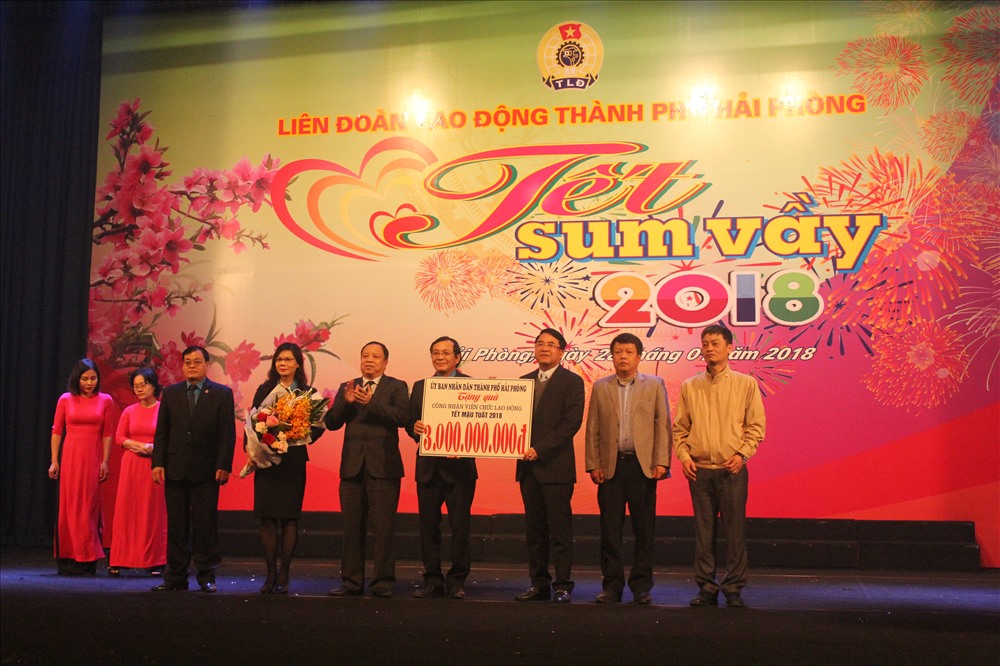 Thành phố Hải Phòng trao tiền hỗ trợ LĐLĐ thực hiện các hoạt động chăm lo lợi ích cho CNLĐ. Ảnh: Trần Vương
