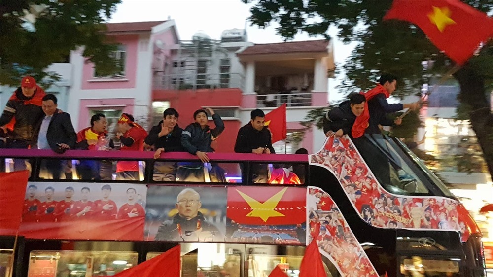 Người hâm mộ tràn hết ra lòng đường chào đón U23 Việt Nam. Ảnh: Thanh Tâm - LH
