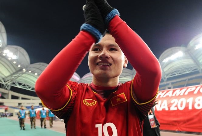 Quang Hải không giấu được cảm xúc khi chứng kiến tình cảm của NHM bóng đá Việt Nam.
