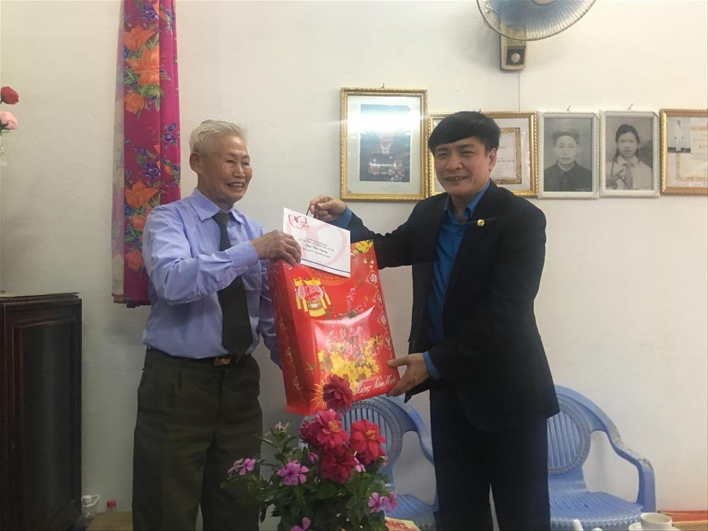 Chủ tịch Tổng LĐLĐVN Bùi Văn Cường trao quà cho chiến sĩ Điện Biên Phủ Phạm Đức Cư. Ảnh: VH