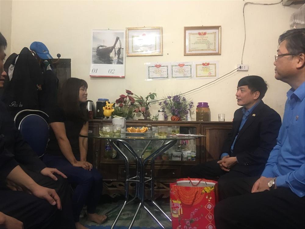 Chủ tịch Tổng LĐLĐVN Bùi Văn Cường thăm gia đình đoàn viên Trần Thị Phương Thảo. Ảnh: VH
