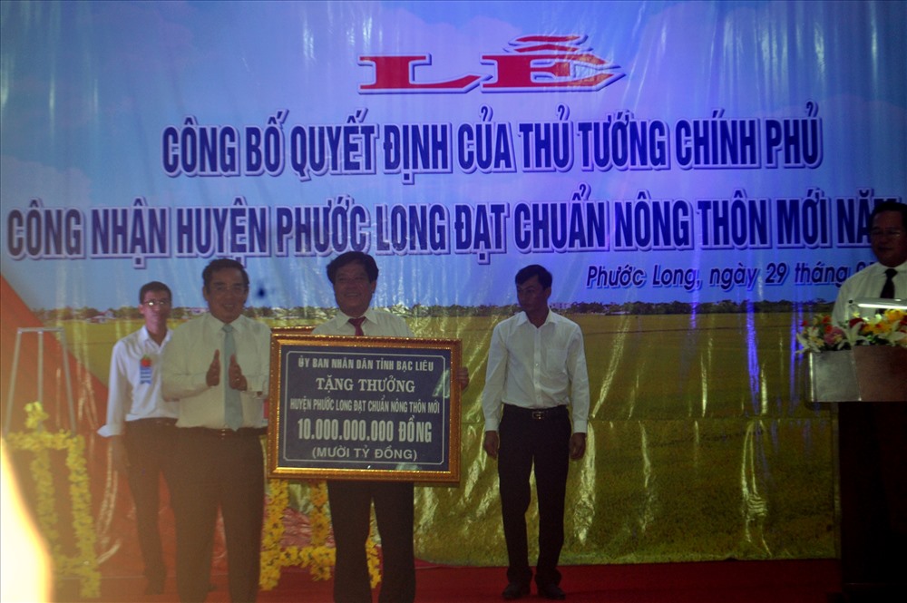 UBND tỉnh Bạc Liêu tặng 10 tỉ động cho huyện Phước Long vì đã hoàn thành huyện NTM