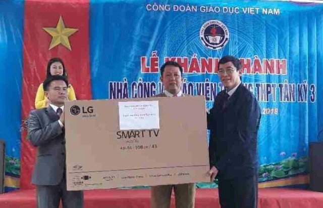 Chủ tịch CĐ Giáo dục VN Vũ Minh Đức trao tặng tivi màn hình lớn cho Trường THPT Tân Kỳ 3. Ảnh: CĐ Giáo dục VN