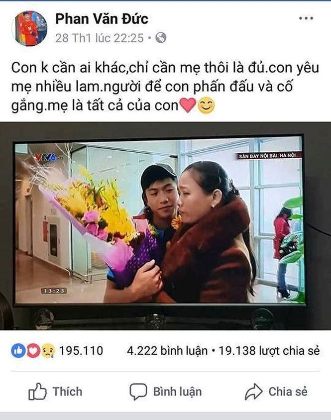 Dòng trạng thái của cầu thủ Phan Văn Đức khi gặp mẹ tại sân Bay Nội Bài khiến người hâm mộ xúc động. ảnh:Chụp màn hình nhân vật