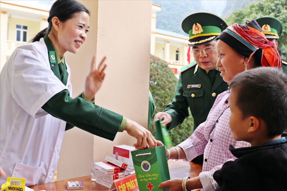 Quân y Bộ đội biên phòng phát thuốc miễn phí cho đồng bào dân tộc 5 huyện biên giới Vị Xuyên