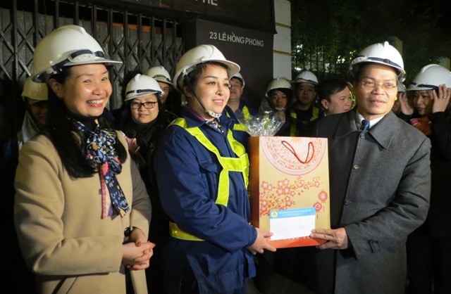 Lãnh đạo CĐ ngành Xây dựng trao quà cho CN Cty TNHH MTV Công viên cây xanh Hà Nội. Ảnh: Xuân Trường