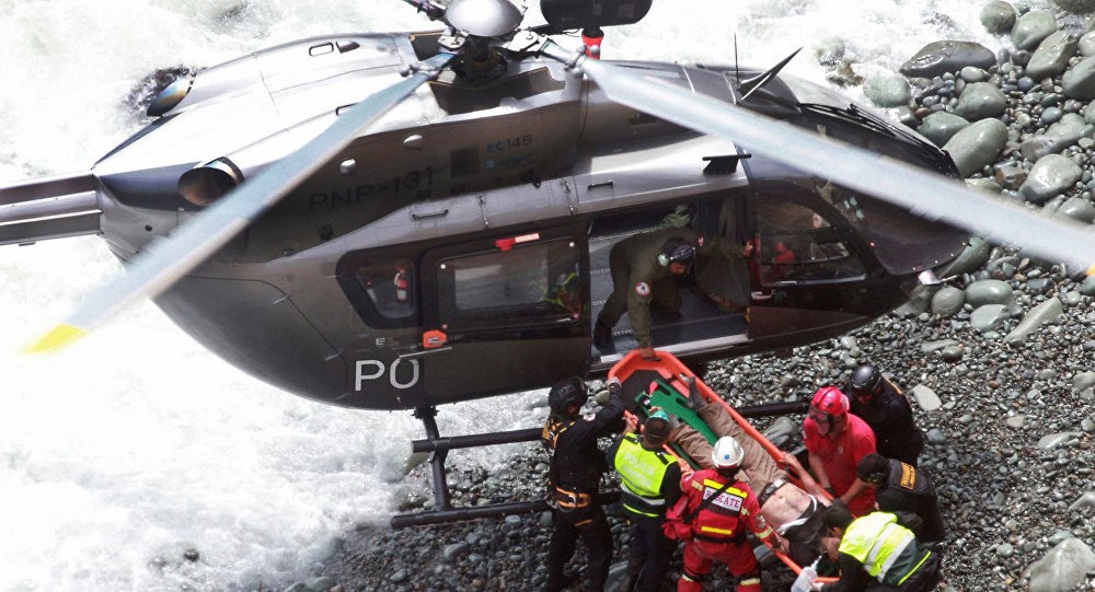 Cảnh sát và lính cứu hỏa phải sử dụng trực thăng vận chuyển 6 người bị thương nặng tới các bệnh viện gần hiện trường vụ tai nạn. 