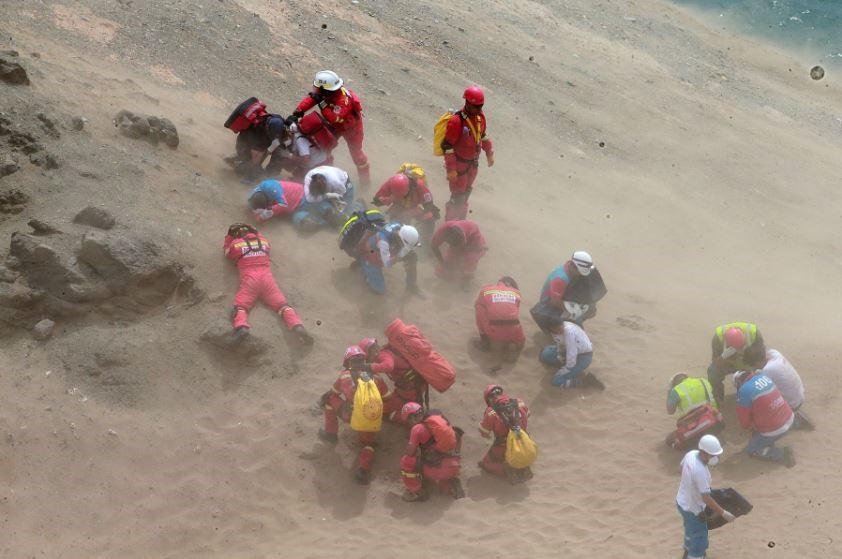 Do vách đá cao, không có đường dẫn trực tiếp xuống bãi đá nơi chiếc xe mắc kẹt, công tác cứu hộ gặp nhiều khó khăn. Ảnh: Twitter