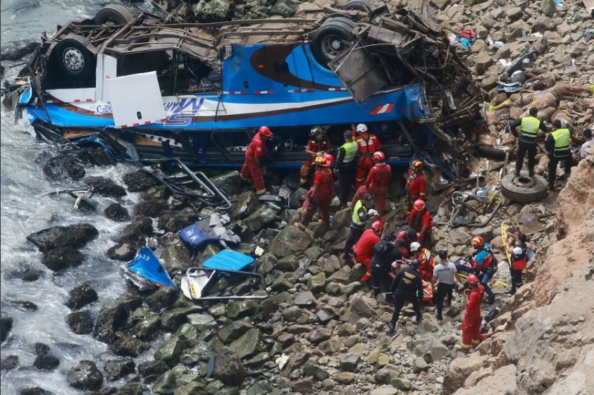Chiếc xe buýt chở 57 người trên đường tới thủ đô Lima, Peru đã bị một xe tải rơ-mooc đâm vào và lao xuống vách đá cao khoảng 100m. Ảnh: Twitter
