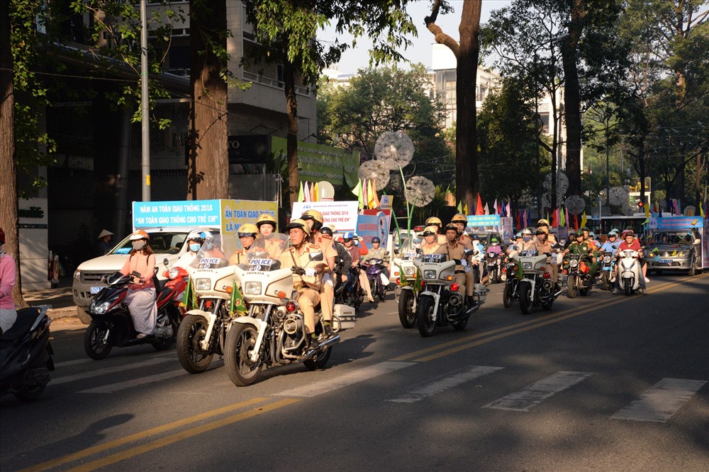 Các lực lượng chức năng diễu hành tuyên truyền an toàn giao thông.